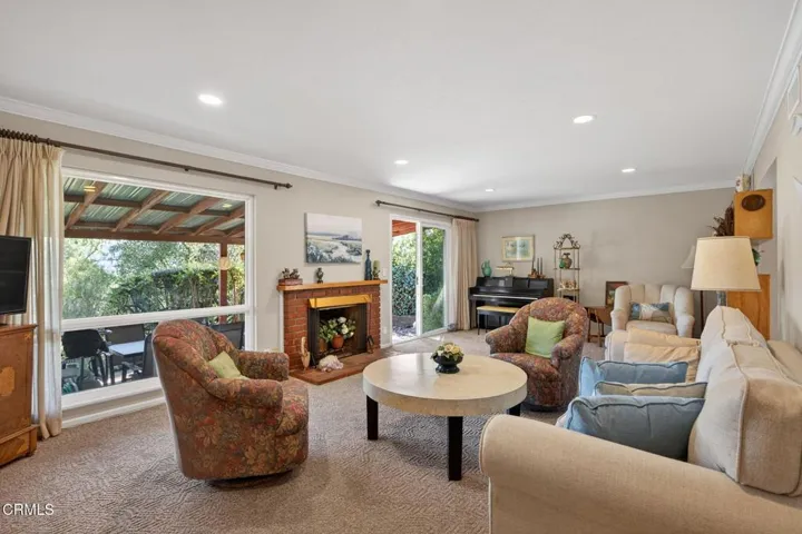 6-web-or-mls-UpmarketMedia-1172Oak-057