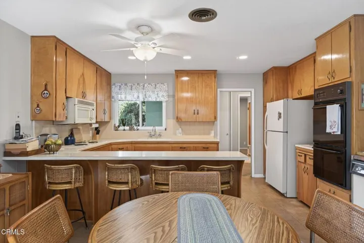 12-web-or-mls-UpmarketMedia-1172Oak-026