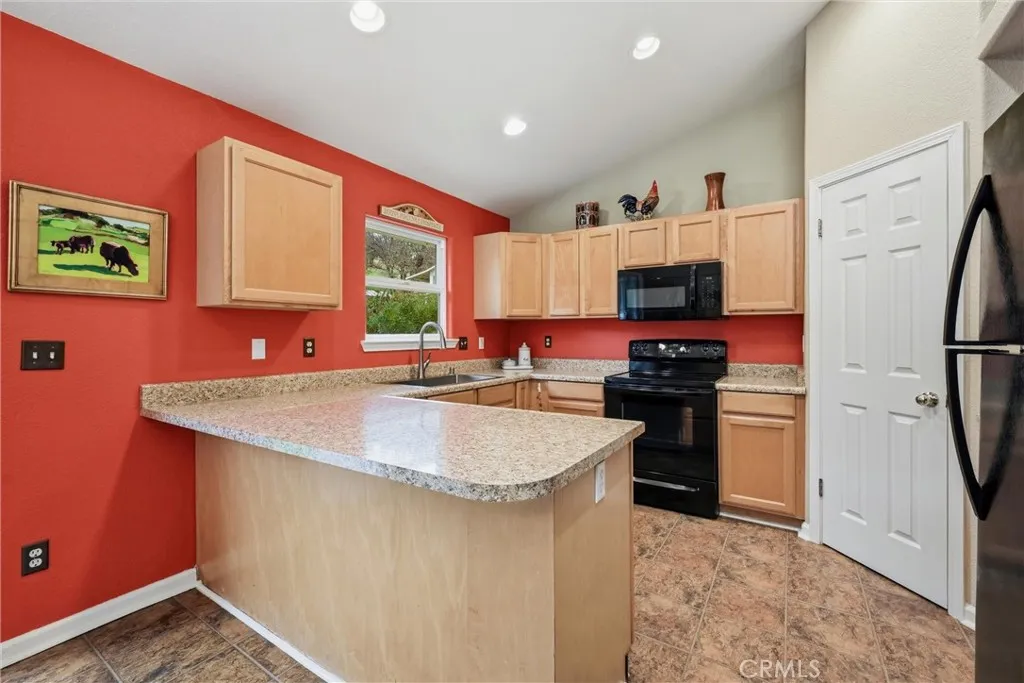 Lovely kitchen with countertops that were just replaced a year ago.