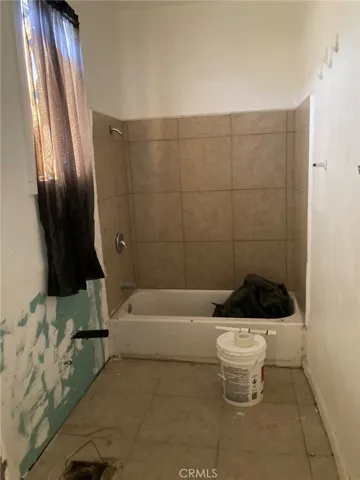 Unit 2 (front unit) - Bathroom