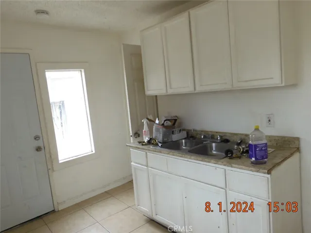 Unit 1 (back unit) - kITCHEN