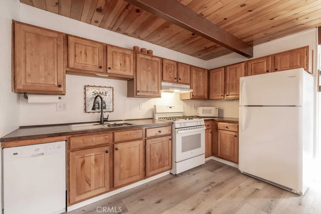 672 Holmes, Sugarloaf, California 92386 home-pic-12
