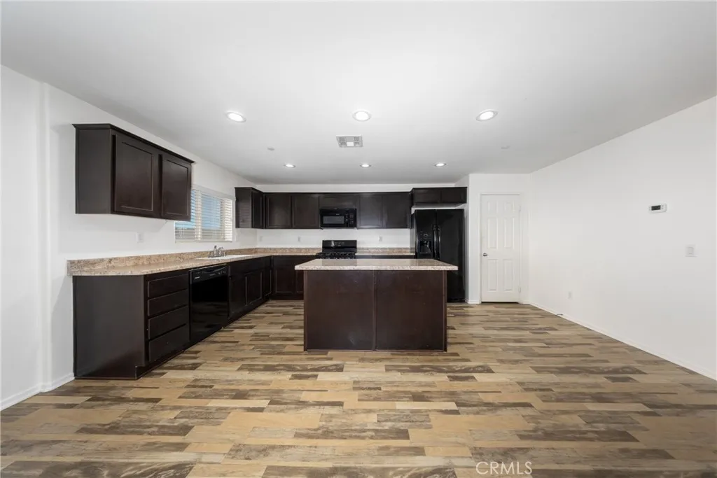 6949 Dewpoint Way, Fontana, California 92336 home-pic-11