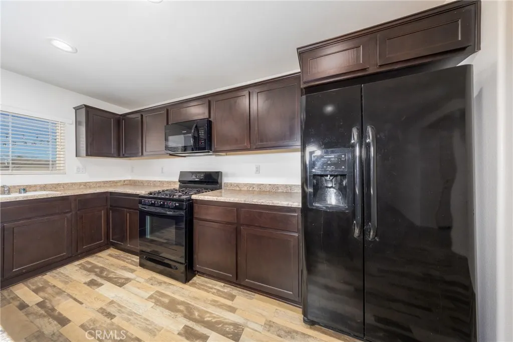 6949 Dewpoint Way, Fontana, California 92336 home-pic-9
