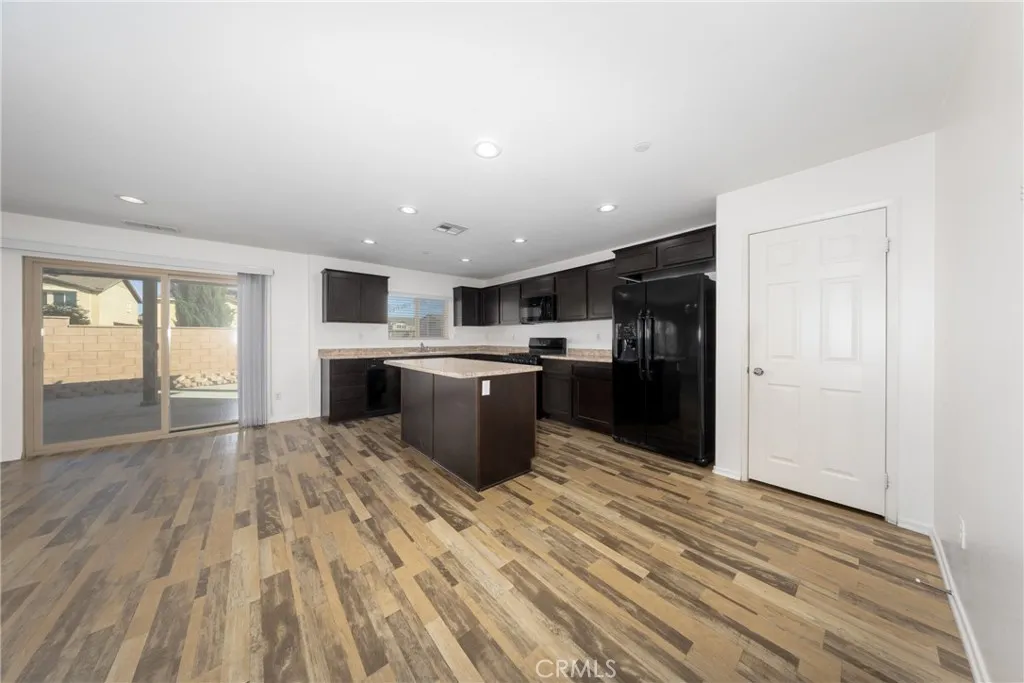 6949 Dewpoint Way, Fontana, California 92336 home-pic-7
