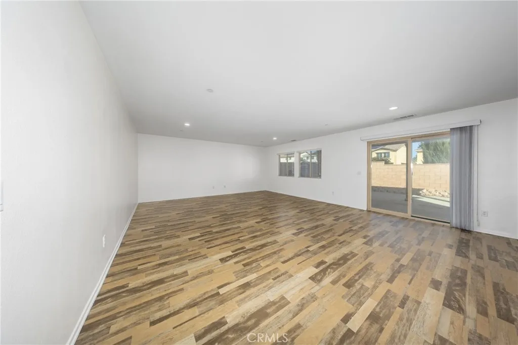 6949 Dewpoint Way, Fontana, California 92336 home-pic-13
