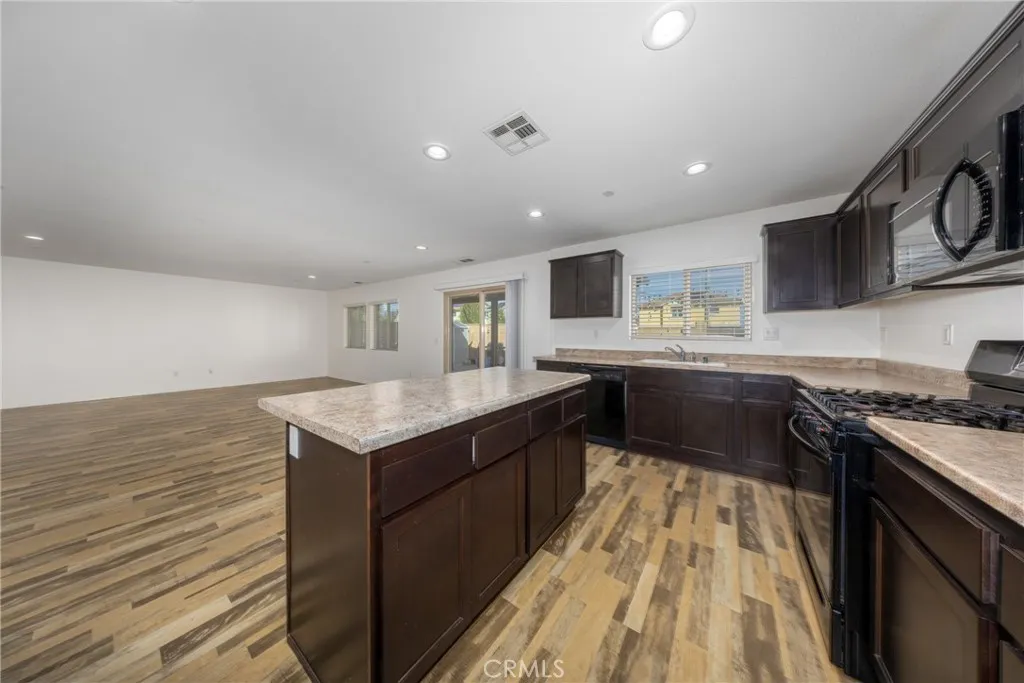 6949 Dewpoint Way, Fontana, California 92336 home-pic-8