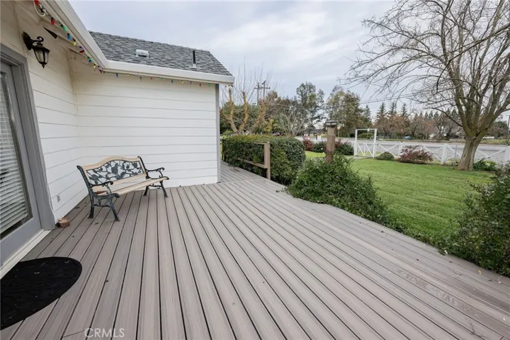 Expansive front/side composite deck