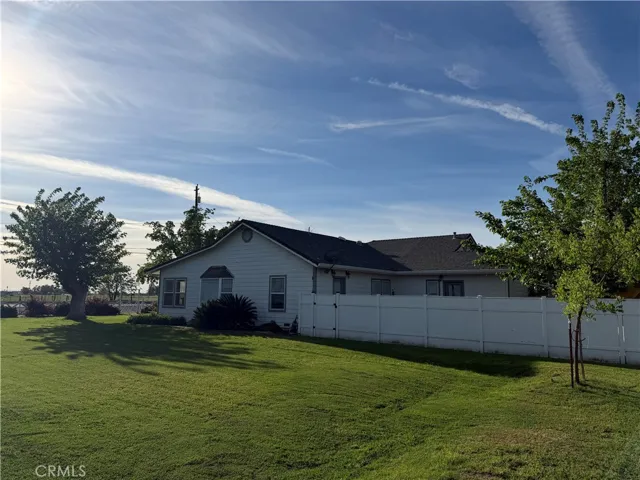 Fenced yard w/ Swim Spa