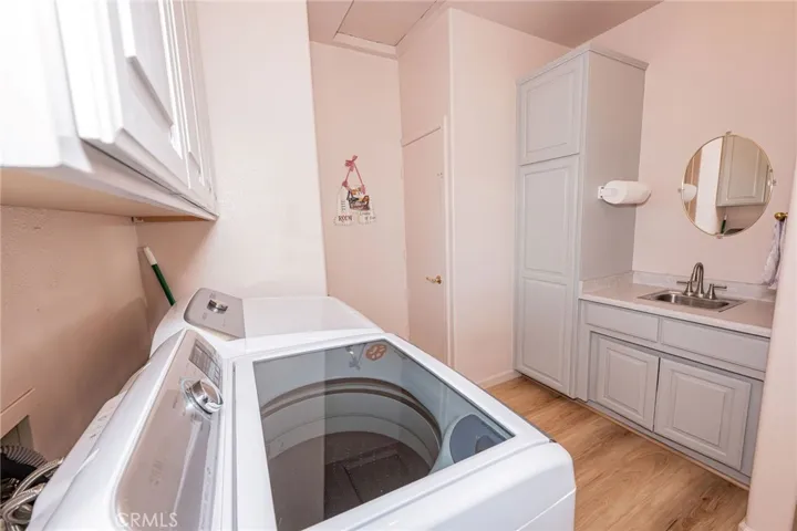 has utility sink & basement​​‌​​​​‌​​‌‌​​‌​​​‌‌​​​‌​​‌‌​​‌‌​​‌‌​​​​ entrance