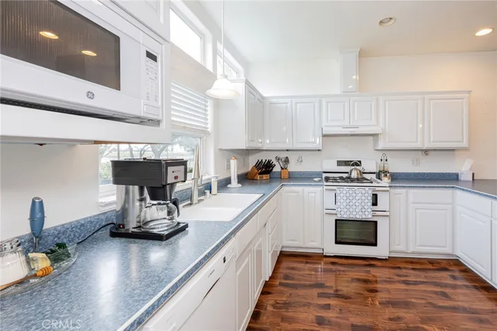 More kitchen, double oven