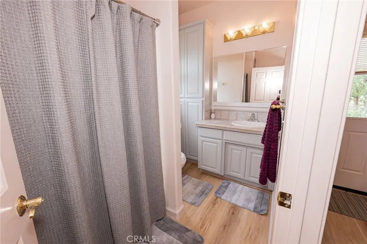 2nd bathroom tub/shower