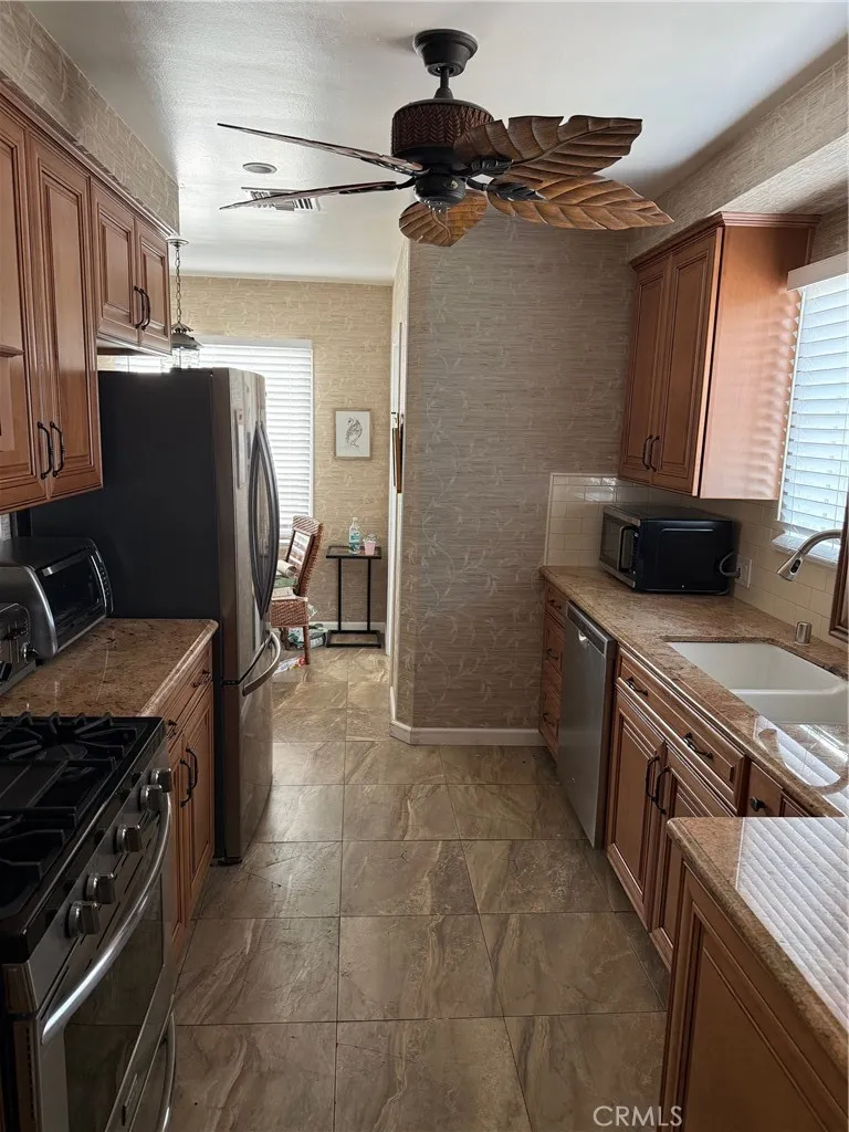 7059 Varna, North Hollywood, California 91605 home-pic-3