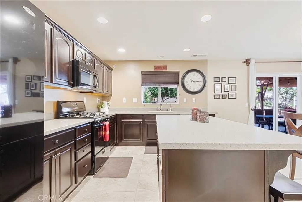 38113 Versailles, Palmdale, California 93552 home-pic-6