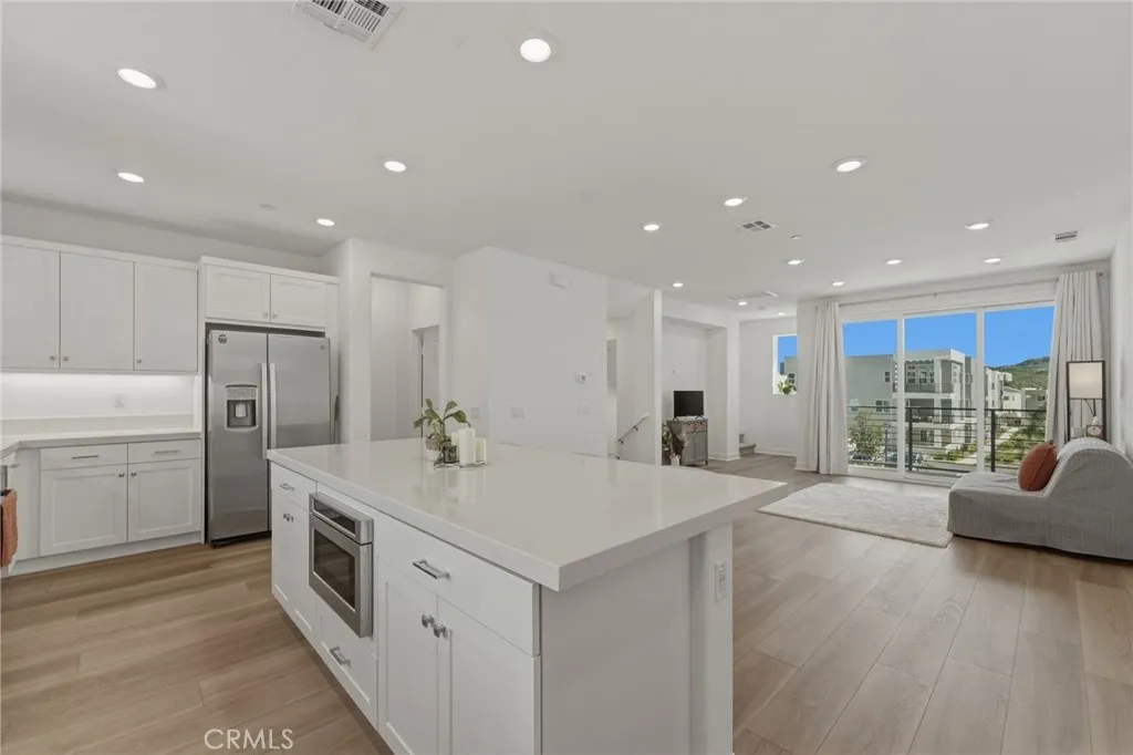 26661 Blue Hills Loop, Valencia, California 91381 home-pic-1