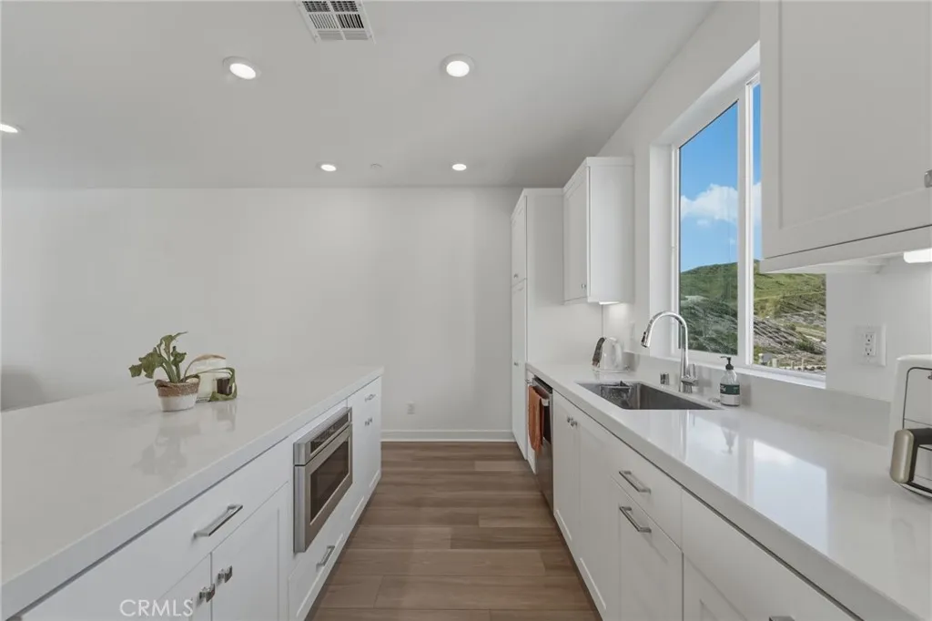 26661 Blue Hills Loop, Valencia, California 91381 home-pic-3
