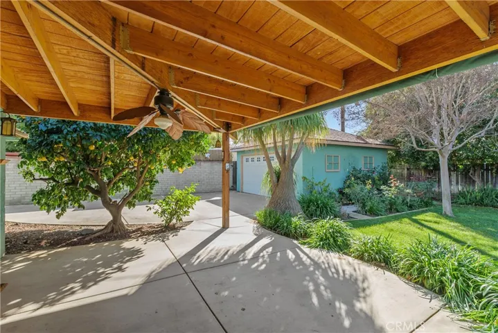 The long driveway extends to the detached garage. The space is well integrated into the garden's ambiance.