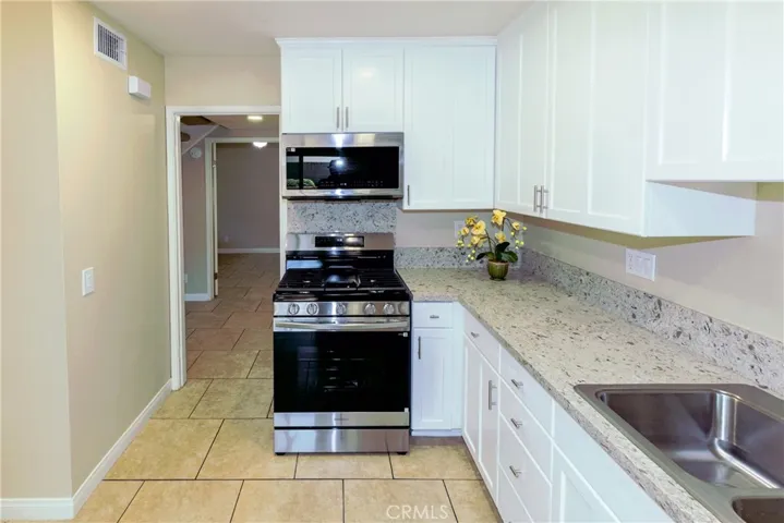 LARGE KITCHEN WITH QUARTZ COUNTERS