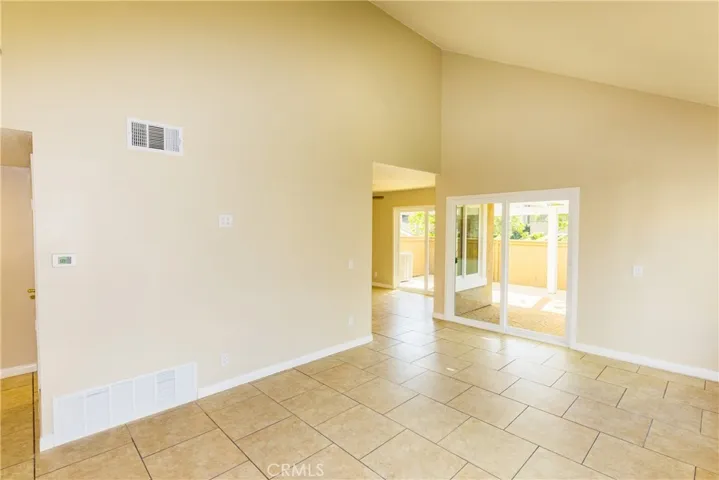 LARGE FAMILY ROOM WIITH VAULTED CEILING