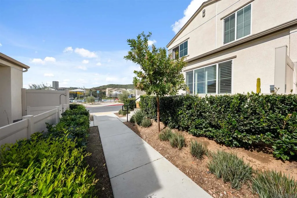 303 Citrine Trails, Fallbrook, California 92028 home-pic-4