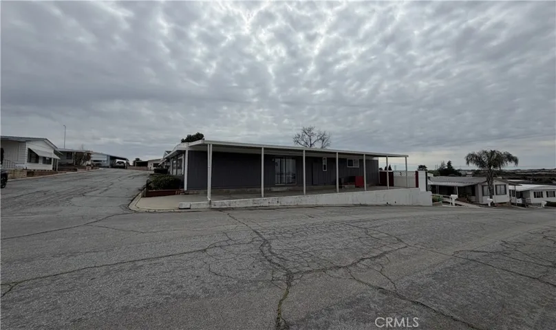 Corner Unit, Wide Streets