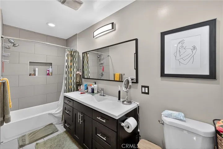 Primary bath with shower/tub