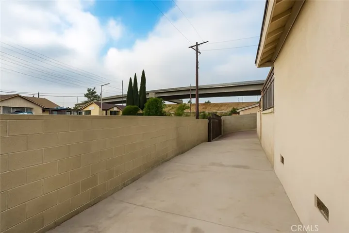 Side yard can be used for parking space