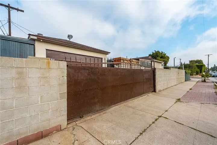 Manual side gate that leads to garage