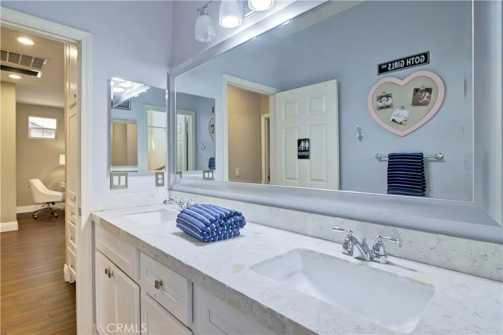 10 Roycroft Court, Ladera Ranch, California 92694 home-pic-24
