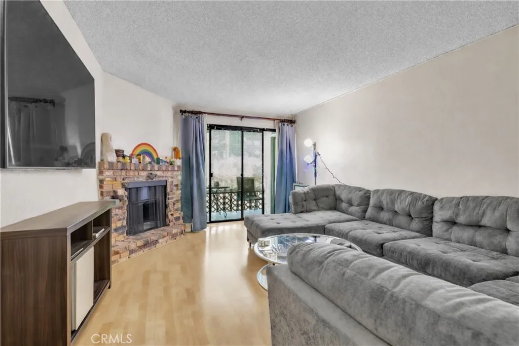 445 Ivy 204, Glendale, California 91204 home-pic-2