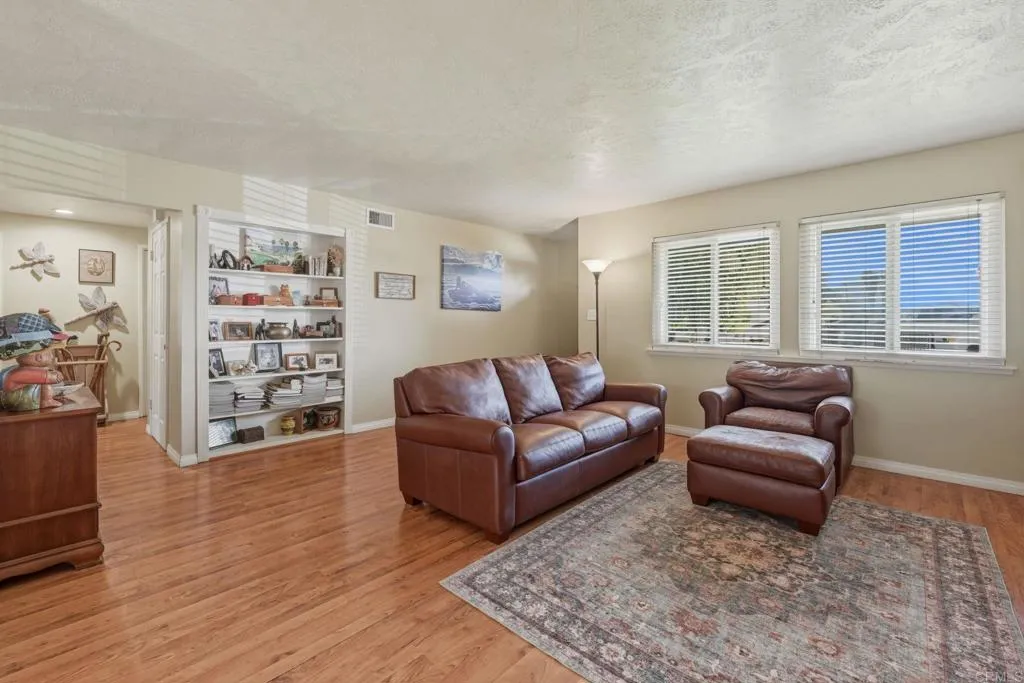 1957 Clover Way, Escondido, California 92026 home-pic-3