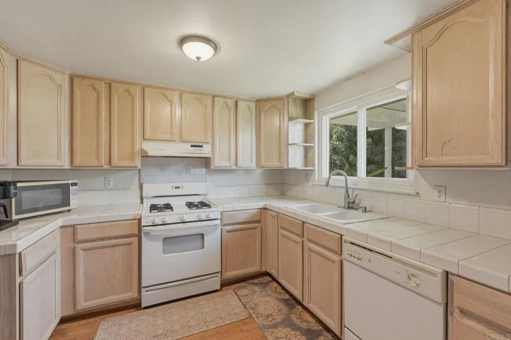 1957 Clover Way, Escondido, California 92026 home-pic-7
