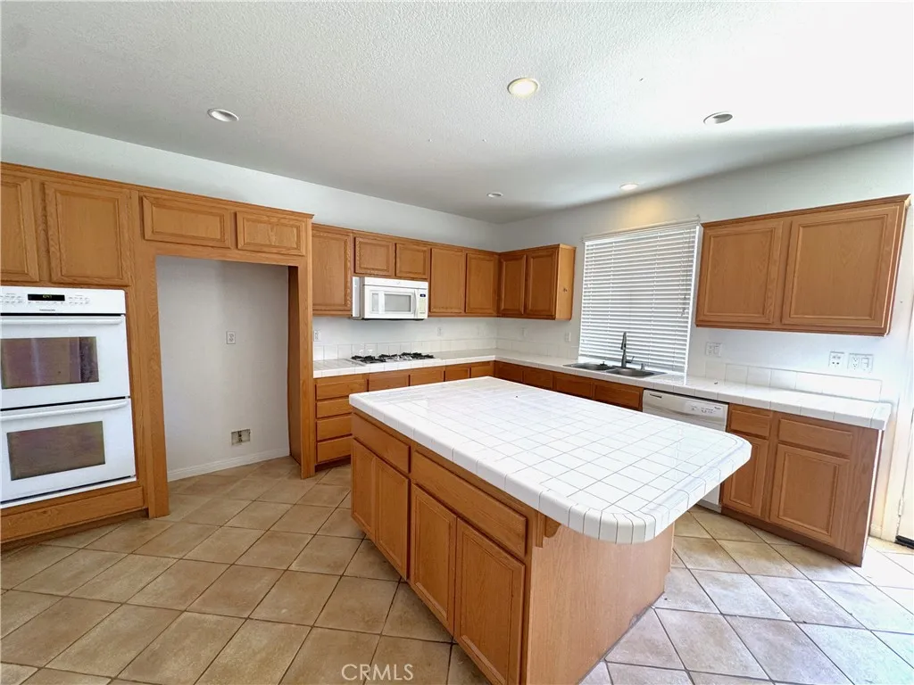 25130 Pacific Crest Street, Corona, California 92883 home-pic-8