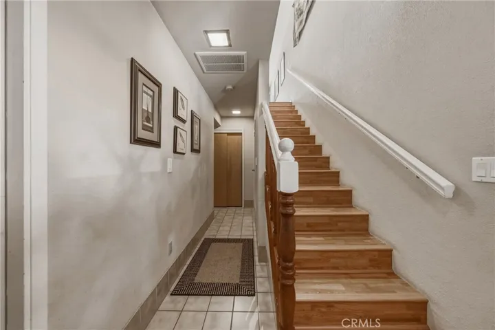 Front door opens to this area. All beds downstairs.