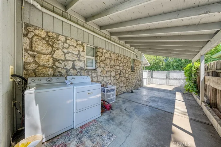 Apartment down stairs has it’s own driveway with washer&dryer.