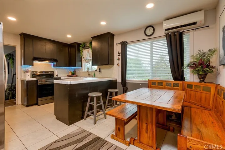 Love this kitchen & dining area!