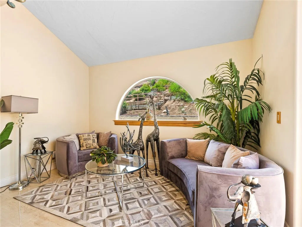17970 Vista Point, Victorville, California 92395 home-pic-9