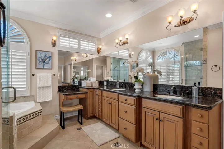 Upstairs en-suite bathroom