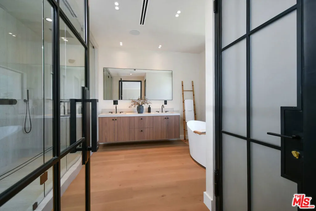 112 S Valley Street, Burbank, California 91505 home-pic-28