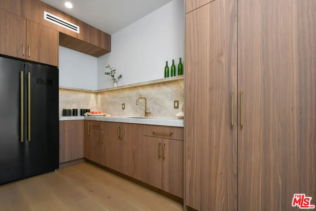 112 S Valley Street, Burbank, California 91505 home-pic-17
