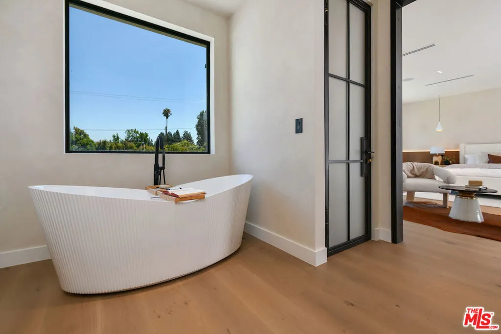 112 S Valley Street, Burbank, California 91505 home-pic-30