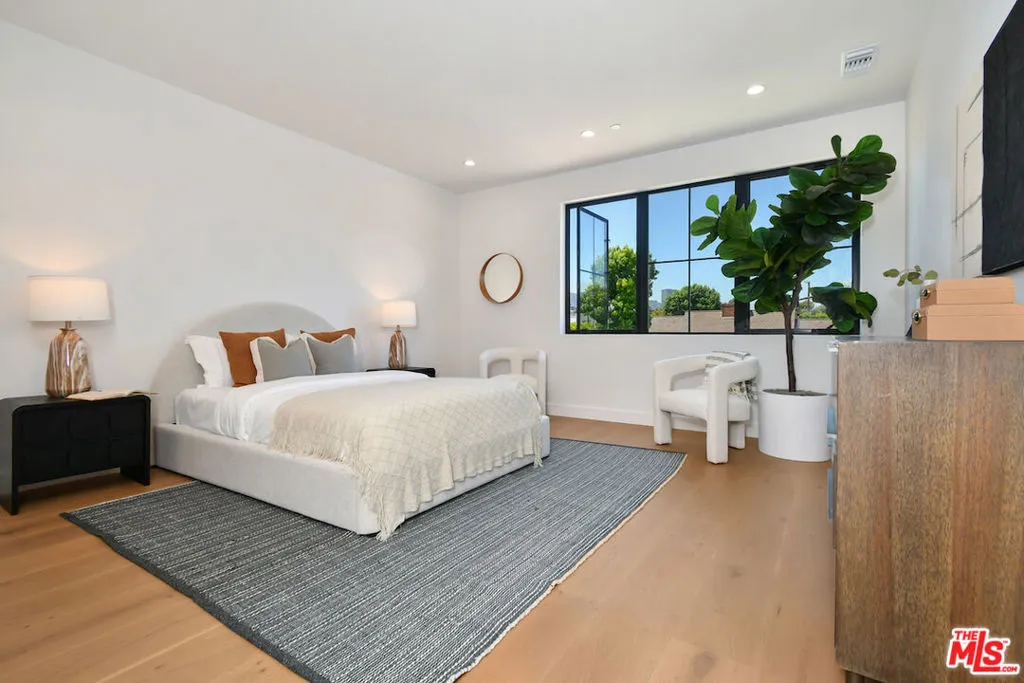 112 S Valley Street, Burbank, California 91505 home-pic-35