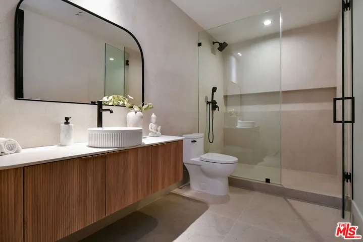 Lower Level Bedroom en suite b