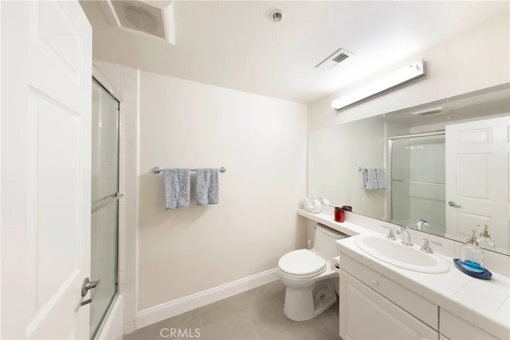 Guest Hallway Full Bath