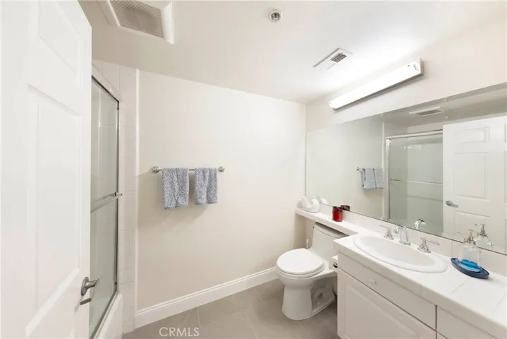 Guest Hallway Full Bath