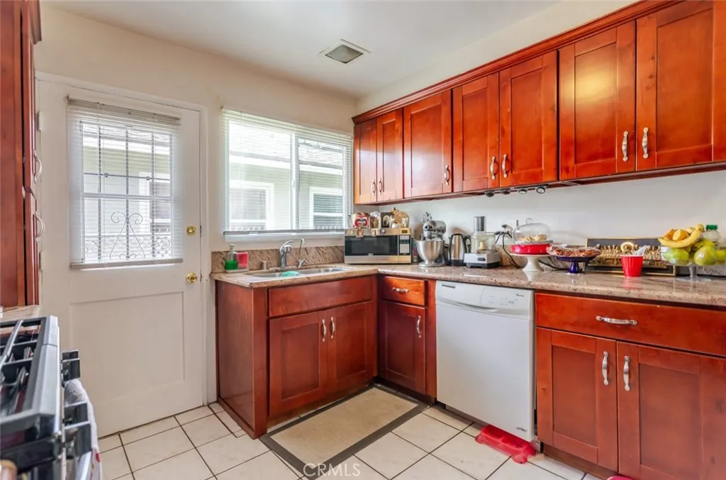 12806 Oxnard Street, North Hollywood, California 91606 home-pic-12