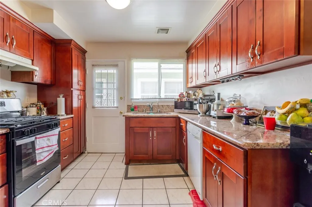 12806 Oxnard Street, North Hollywood, California 91606 home-pic-11