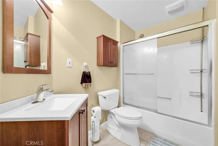 Full bath on upper bedroom level.