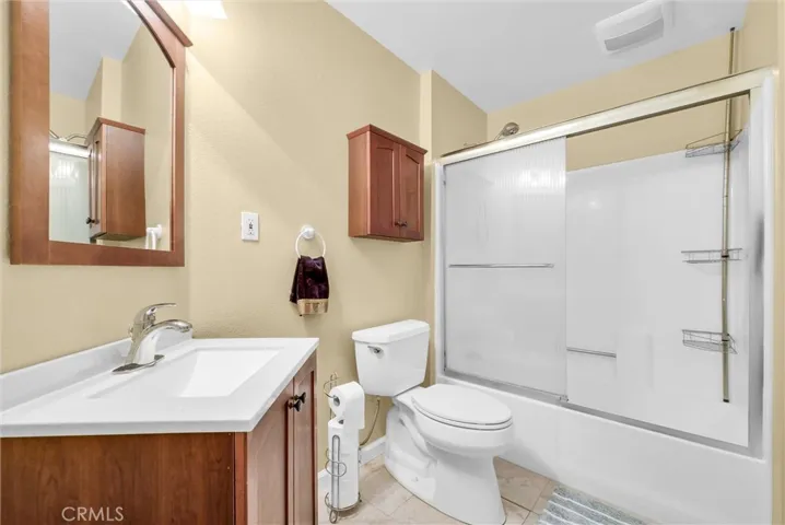 Full bath on upper bedroom level.