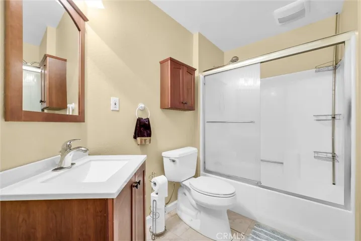 Full bath on upper bedroom level.